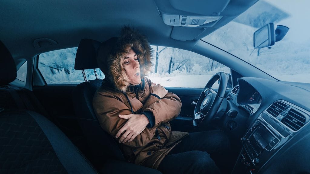 Älä käytä autossa sisätilanlämmitintä, jota ei ole tarkoitettu ajoneuvokäyttöön.