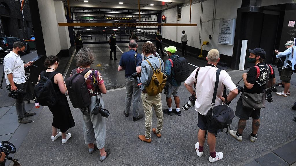 Toimittajat odottamassa Novak Djokovicin asianajajaa tämän toimiston edessä.