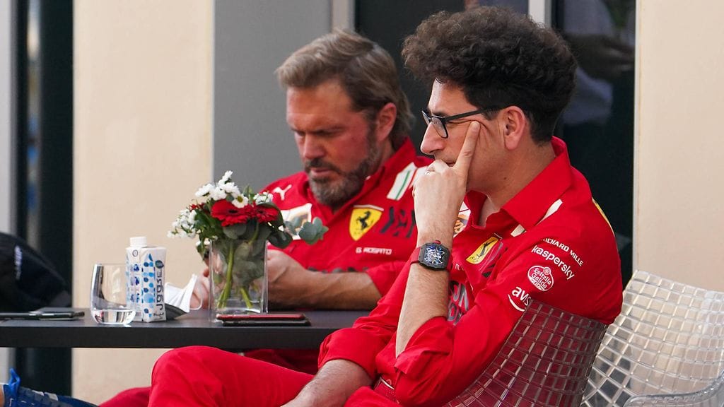 Mattia Binotto (oikealla) on toiminut Ferrarin tallipäällikkönä vuodesta 2019 lähtien.