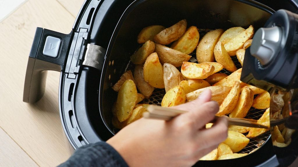 Airfryeria kannattaa hyödyntää muun muassa perunoiden tai muiden kasvisten kypsennyksessä.