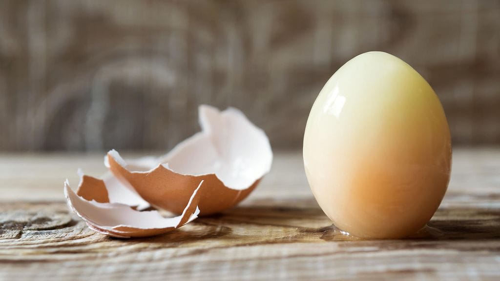 Raa'an kananmunan kuoriminen on juuri niin hankalaa kuin miltä se kuulostaa. Kuvituskuva.