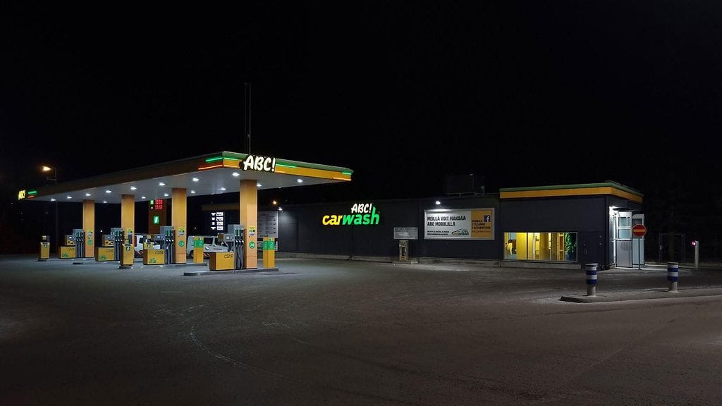 Poliisin mukaan tankkausasemien maksuautomaatteja on anastettu tai yritetty anastaa. Kuvituskuvan ABC-asema ei liity uutiseen.