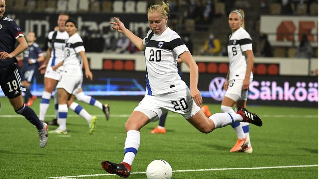 Eveliina Summanen jalkapallon naisten EM-karsintaottelussa Suomi-Skotlanti Helsingissä 27. lokakuuta 2020.