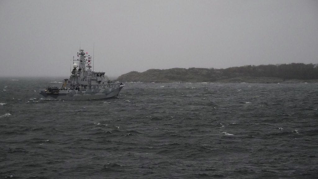 Ruotsin puolustusministeri Peter Hultqvistin mukaan Ruotsilta Ukrainalle annettavan sotilaallisen tuen päähuomio on miinanraivauksessa. Kuvassa on ruotsalainen miinatorjunta-alus HSwMS Ulvön raivaamistehtävässä Saaristomerellä 21 lokakuuta 2020.