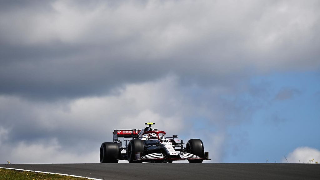Callum Ilott testikuljettajan ominaisuudessa Alfa Romeon ratissa Portugalissa.