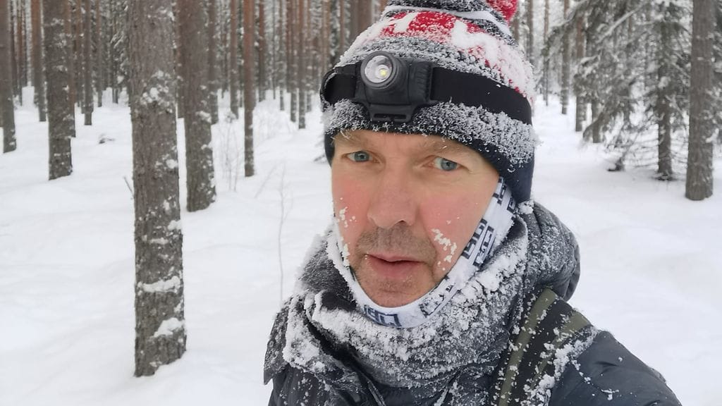 Kari Hakkarainen viihtyi talvisessa metsässä kymmenen tuntia paukkupakkasesta huolimatta.