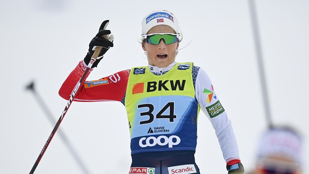 Therese Johaug voitti vuoden 2021 MM-kisoissa neljä kultamitalia. Maailmancupissa harvakseltaan kilpaillut Johaug jäi sijalle 9, joka on hänen huonoin sijoituksensa sitten kauden 2009–2010.