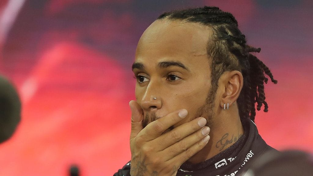 Lewis Hamilton epäuskoisena Abu Dhabin GP:n tapahtumien jälkeen.