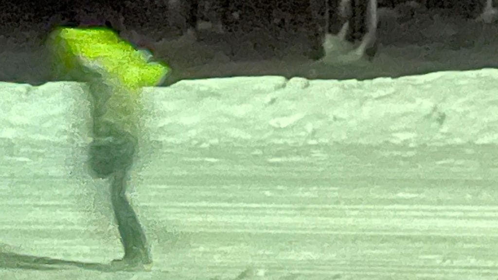 Mika Kurkisen ottama kuva hänen omakotitalonsa edessä liikkuneesta henkilöstä.