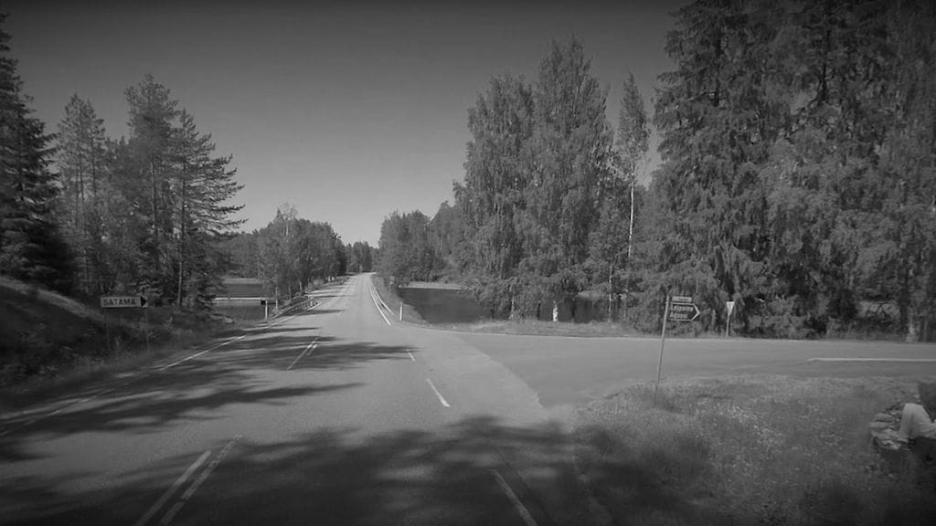 Kuva Google Maps -palvelusta. Onnettomuus tapahtui kuvan risteyksessä. Taustalla näkyy järvi, johon auto upposi.
