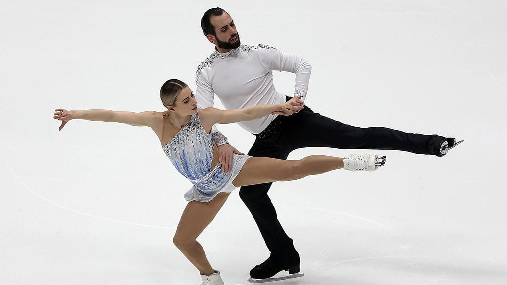 Ashley Cain-Gribble (vas.) ja Timothy LeDuc kilpailevat Pekingin olympialaisten pariluistelussa.