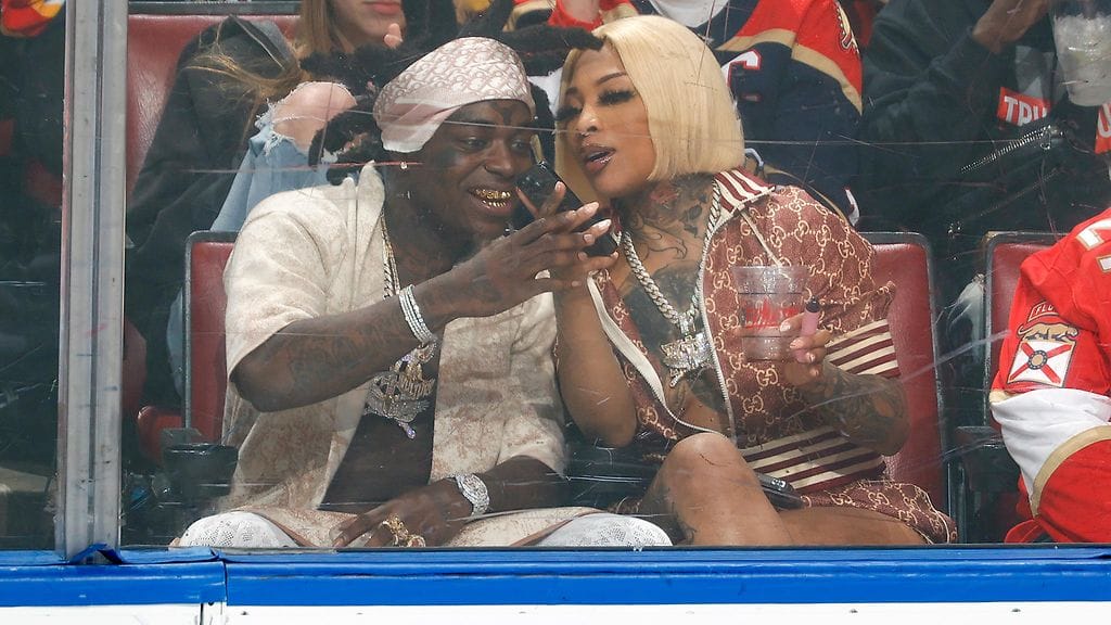 Kodak Black ja hänen kihlattunsa Mellow Rackz saapuivat seuraamaan Floridan ja Vancouverin välistä NHL-ottelua.