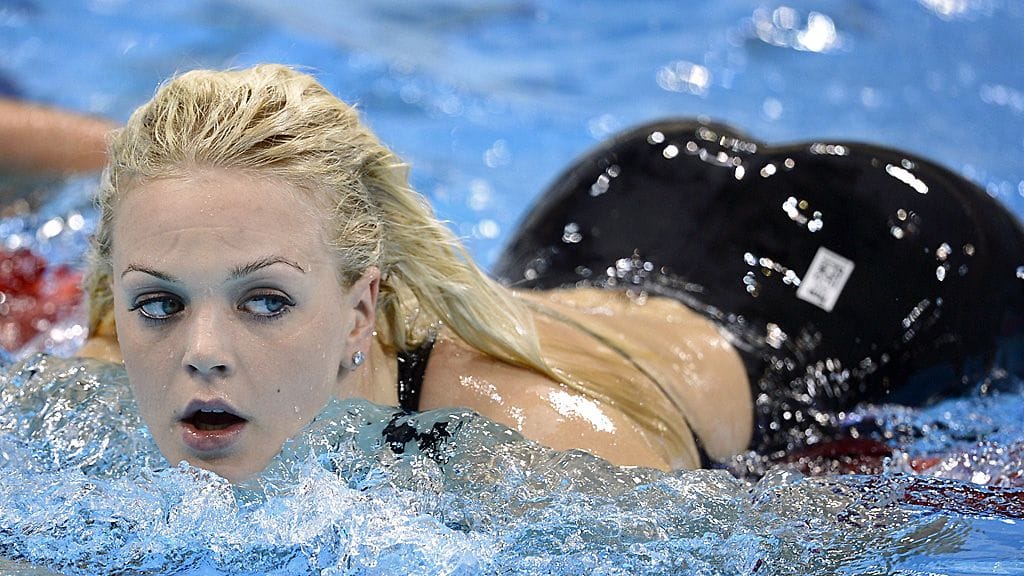 Emilia Pikkarainen uintialtaassa.