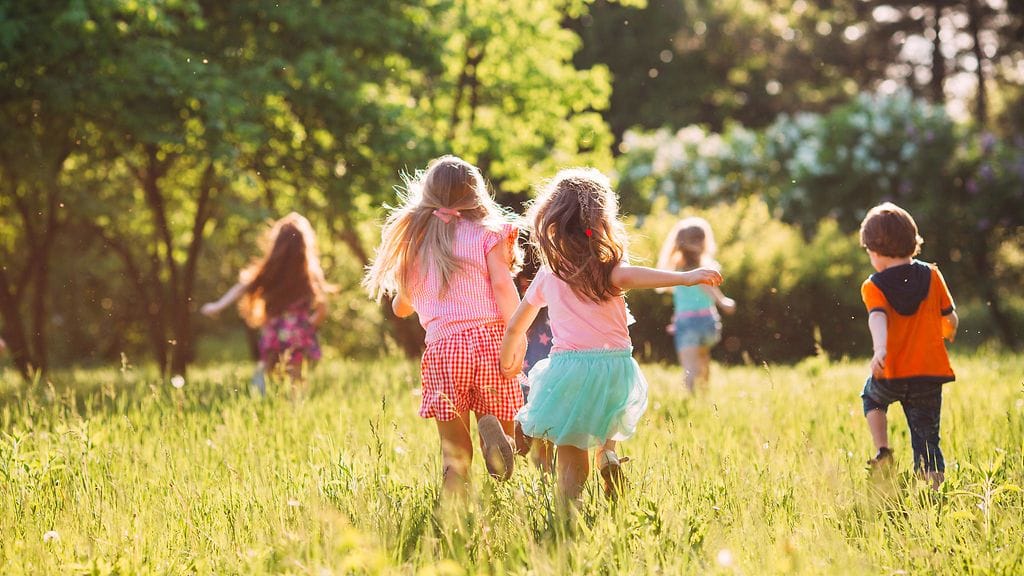 Kesäiset ulkoleikit voivat suojata lasta MS-taudilta. Kuvituskuva.