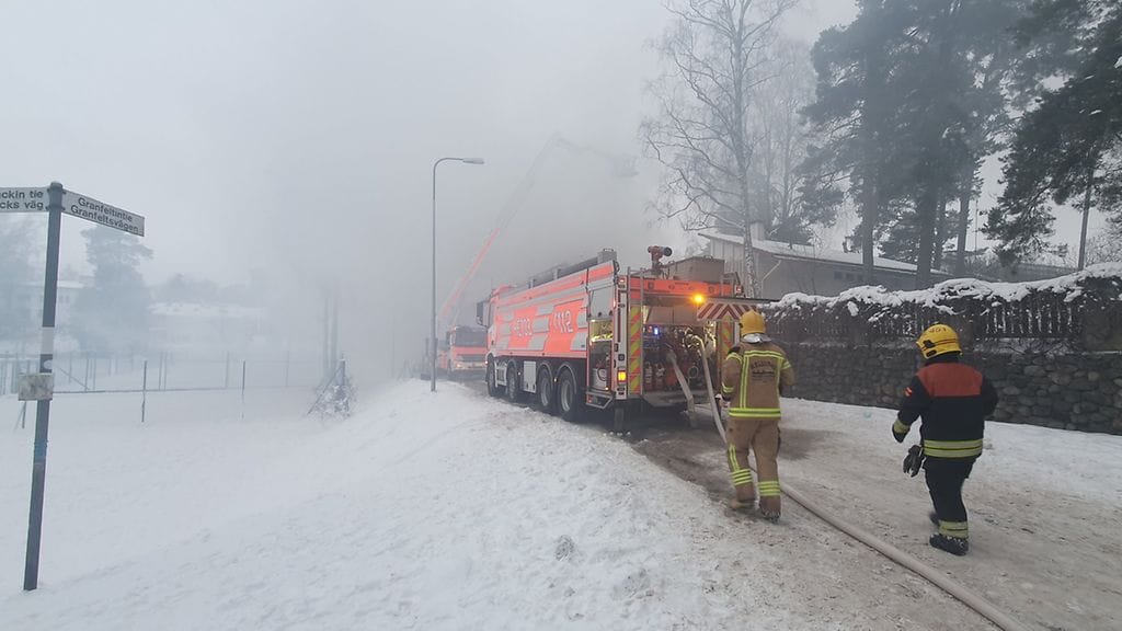 Pelastuslaitoksen kuva Kulosaaren sammutustöistä.