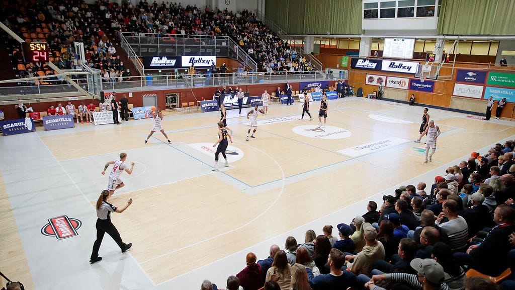 Valkoasuinen Bisons pelasi lokakuussa Helsingissä Seagullsia vastaan.