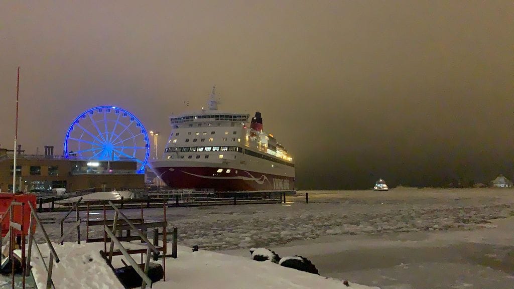 Lukijan kuvaa Allas Sea Poolin edustalla olevasta Viking Linen laivasta.