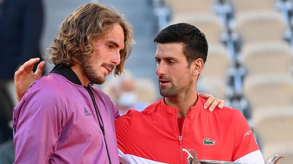Stefanos Tsitsipas (vas.) sanoi suorat sanat Novak Djokovicin (oik.) kohusta.