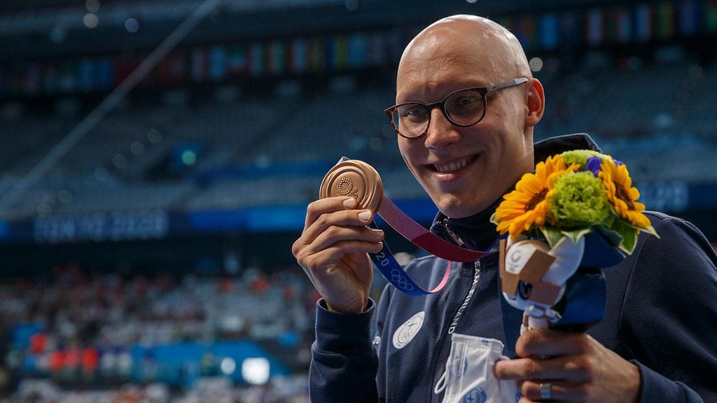 Matti Mattsson olympiapronssi kaulassaan Tokiossa 2021.