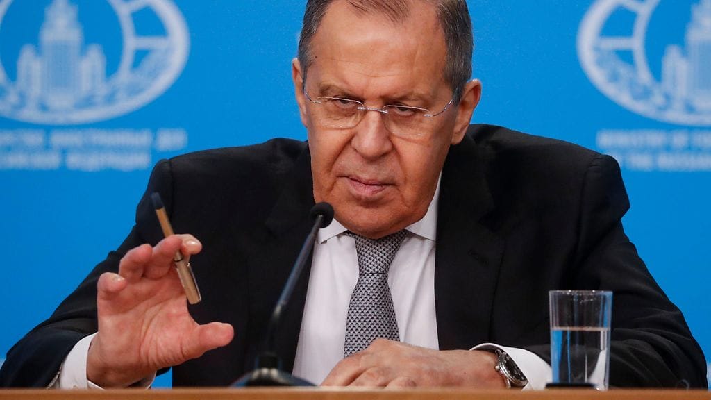 "Suomalaiset ja ruotsalaiset kansat päättävät itse, haluavatko ne liittyä Natoon", sanoi Sergei Lavrov tänään.