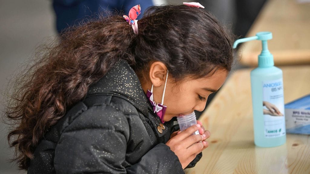 Ekaluokkalainen antoi sylkinäytteen koronatestauksessa Bordeaux'ssa, Ranskassa, vuonna 2021.