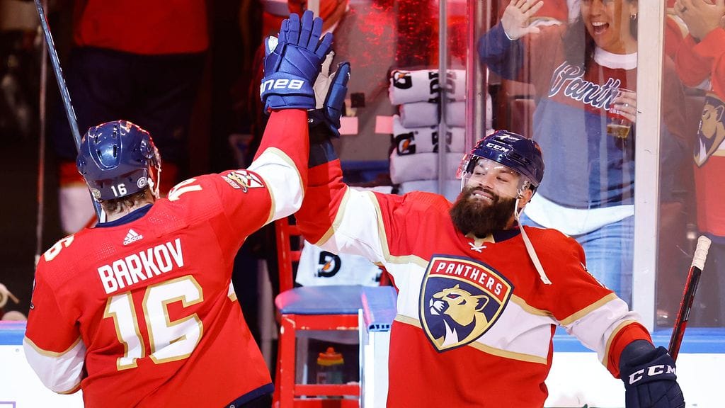 Aleksander Barkov ja Radko Gudas onnittelivat toisiaan.