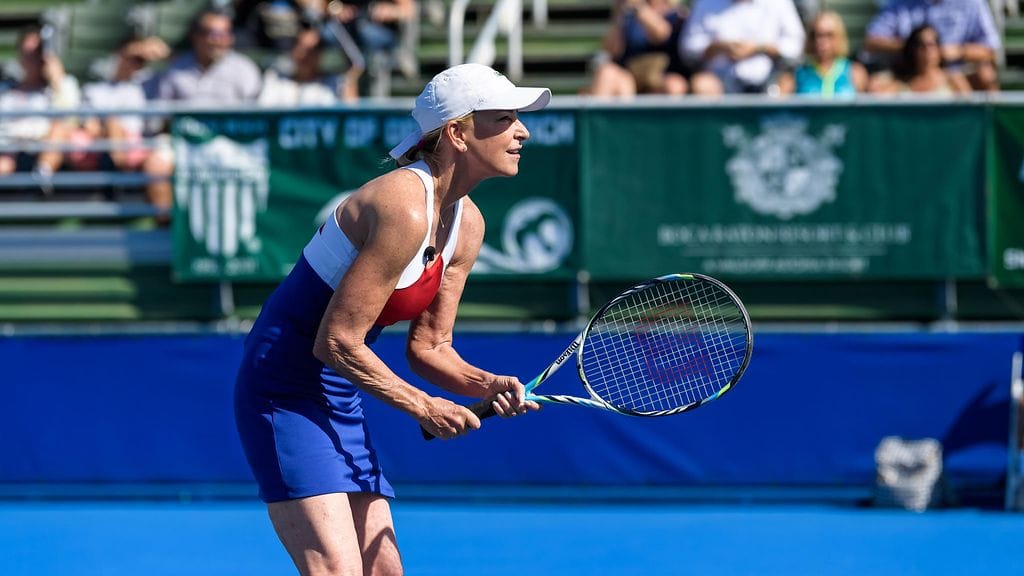 Chris Evert pelasi näytösottelussa Floridassa marraskuussa 2019.