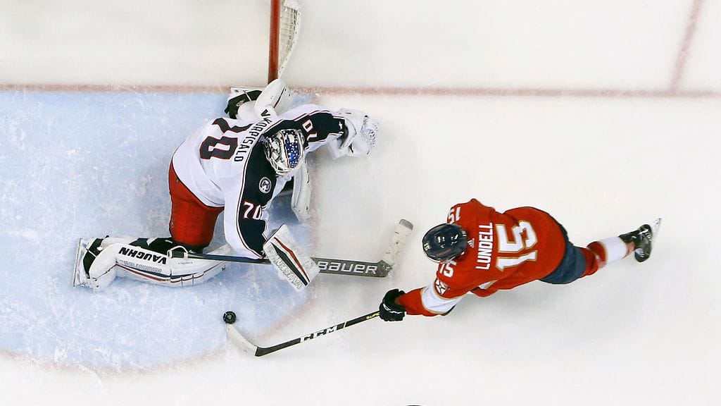 Anton Lundell ujutti illan toisen maalinsa Joonas Korpisalon jalkojen välistä.