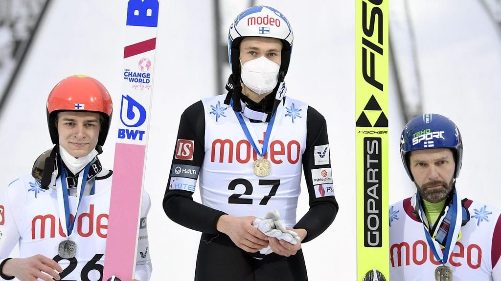Janne Ahonen (oik.) täydensi palkintopallin mäkihypyn suurmäen SM-kisoissa, kun Antti Aalto otti kultaa ja Eetu Nousiainen hopeaa.