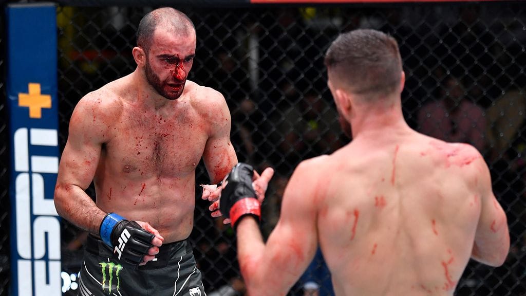 Giga Chikadzen (vas.) kasvot kokivat kovia UFC-ottelussa Calvin Kattaria vastaan.