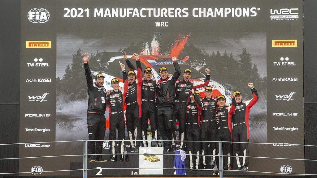 Toyota juhli sekä valmistajien ja kuljettajien MM-titteliä kaudella 2021.