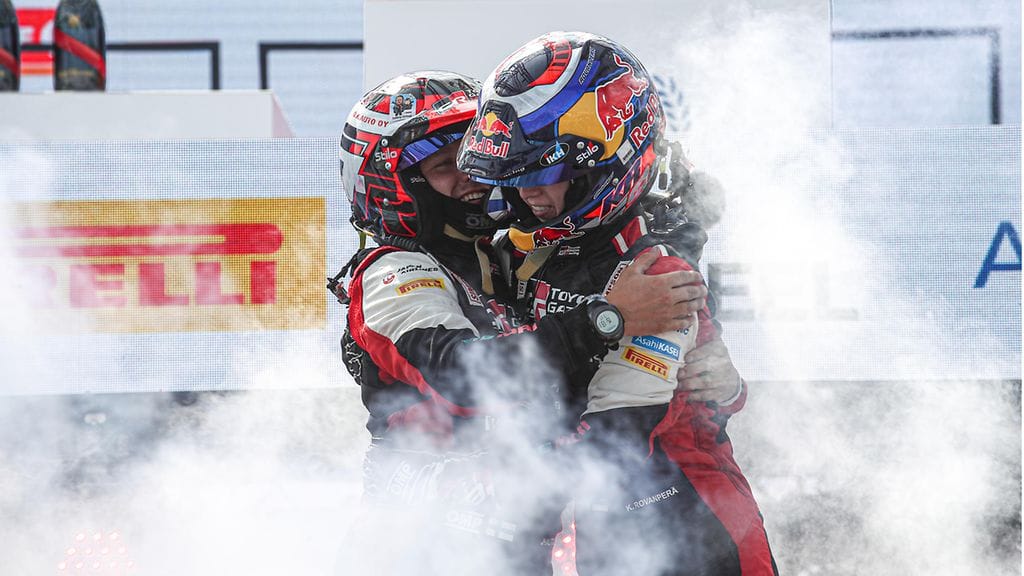 Kalle Rovanperä (oik.) juhli kartturinsa Jonne Halttusen kanssa Viron MM-rallin voittoa kaudella 2021.