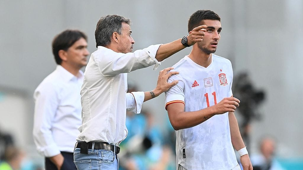 Ferran Torres (oik.) sai ohjeita Luis Enriquelta viime kesäkuussa jalkapallon EM-kisoissa Espanjan ottelussa Kroatiaa vastaan.