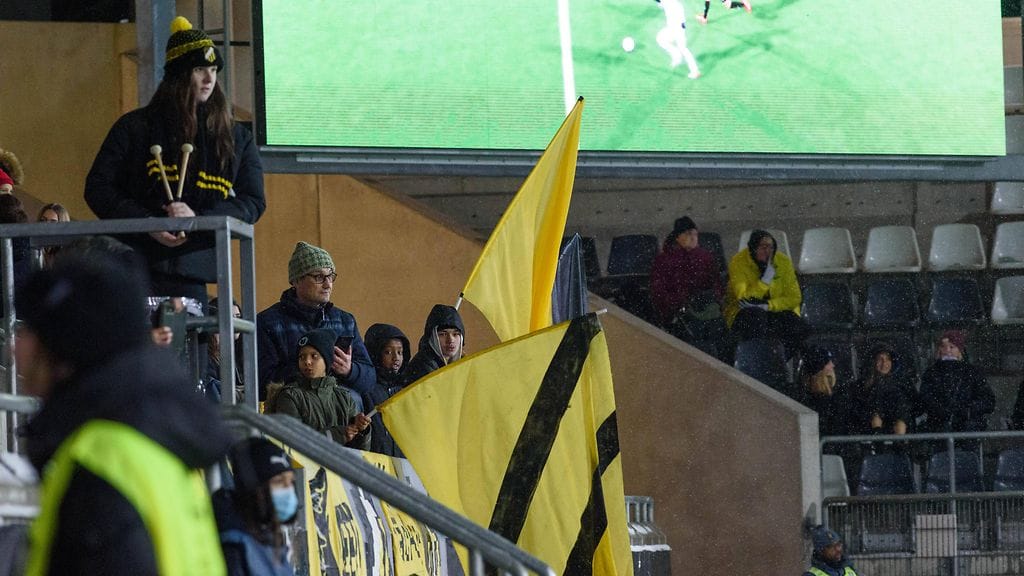 Ruotsalaisen BK Häckenin kannattajia jalkapallon naisten Mestarien liigan ottelussa Bayern Müncheniä vastaan Göteborgissa joulukuussa 2021.