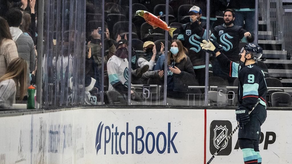 Ottelun ykköstähdeksi valittu Ryan Donato heitti palkinnoksi saamansa pehmolohen katsomoon.