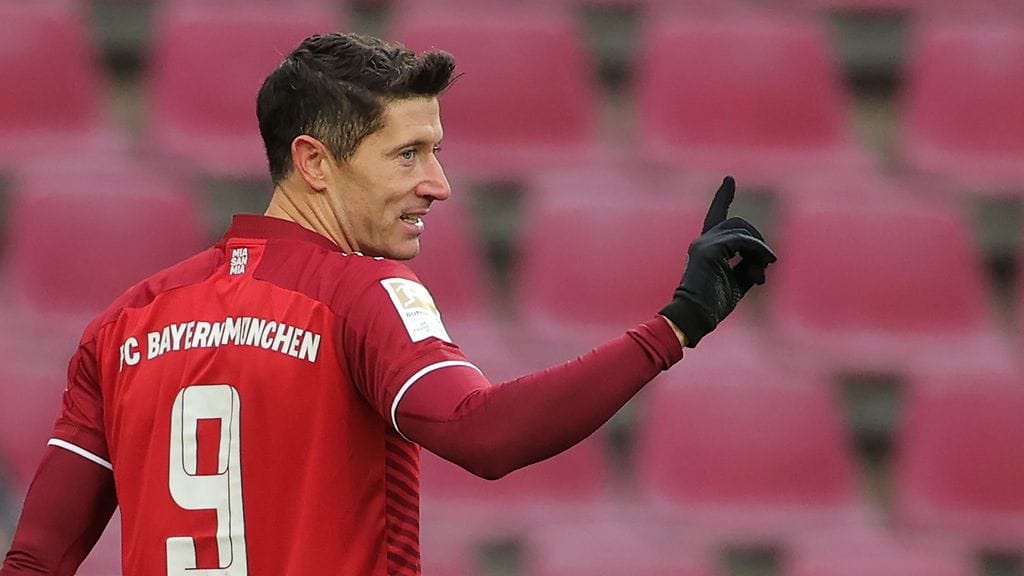 Robert Lewandowski antoi ovelan niksin poninhännän laittoon.