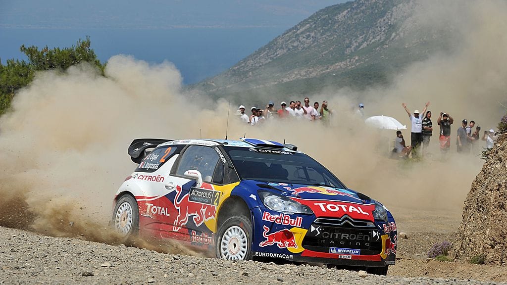 Kreikan MM-rallin 2011 voittaja Sebastien Ogier vauhdissa kivisillä teillä.