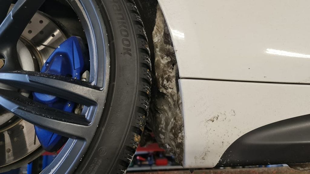 Pyöränkoteloon kertyvä jää ja lumi voivat pahimmassa tapauksessa estää pyörän pyörimisen.