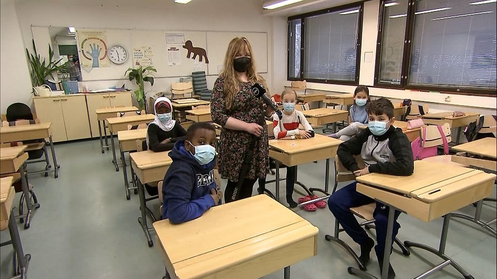 Kuvassa takaa vasemmalta oikealle Merilahden peruskoulun 4.-luokkalaiset Mumtaaz Mohamud, Mea Salenius, Jaana Iivonen, Monasar Mahamed ja Leon Piipponen. Keskellä MTV:n toimittaja Hanna Vaittinen.