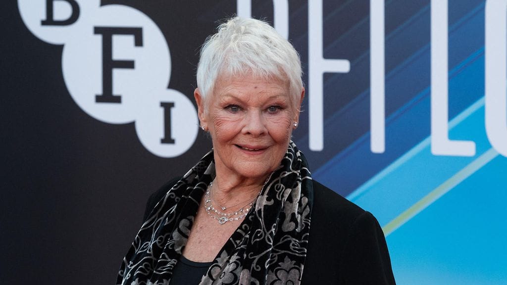 Judi Denchin on täytynyt keksiä uusi tapa vuorosanojen opetteluun.