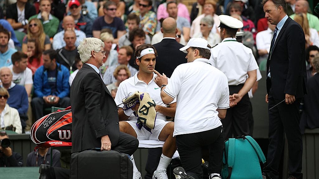 Roger Federeriä hoivataan kentällä.