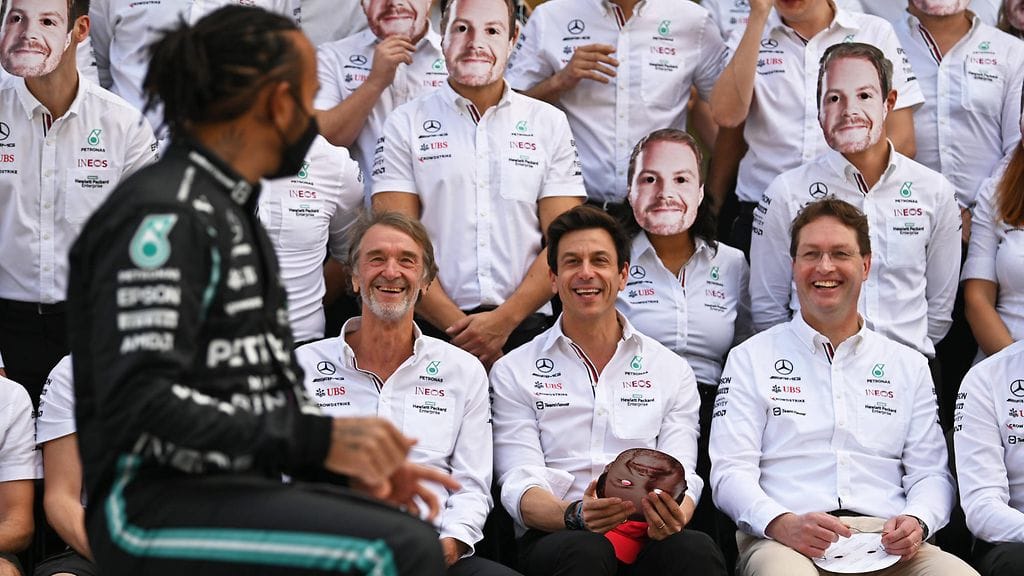 Maailmanmestaruuden menettäminen otti Lewis Hamiltonilla ja muulla Mercedes-leirillä koville, vaikka ennen kauden päätöskisaa otetussa yhteiskuvassa jaksoi vielä naurattaa.