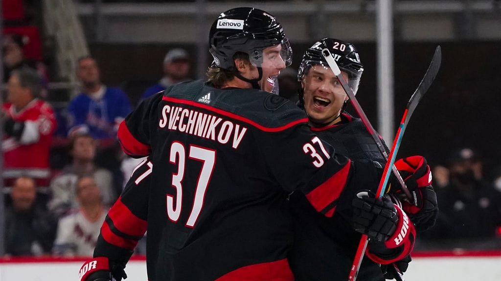 Sebastian Aho (oik.) oli tehopistein osallisena kolmeen Carolina Hurricanesin maaliin New York Rangersia vastaan.