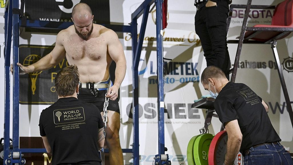 Tapio Hokkanen voitti MM-kultaa lisäpainoleuanvedossa Helsingissä.