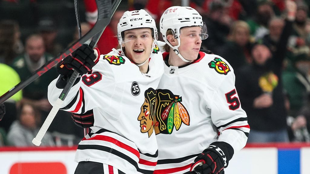 Chicago Blackhawksin Henrik Borgström (vas.) maalasi Minnesota Wildia vastaan kahdesti. Mukana tässä tuuletuksessa MacKenzie Entwistle.