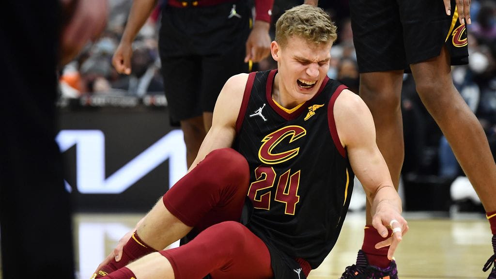Cleveland Cavaliersin Lauri Markkasen nilkka koki kovia Oklahoma City Thunderia vastaan.