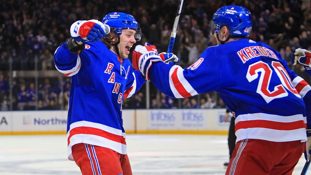 New York Rangersin Artemi Panarin (vas.) juhli maalia Arizona Coyotesia vastaan Chris Kreiderin kanssa.