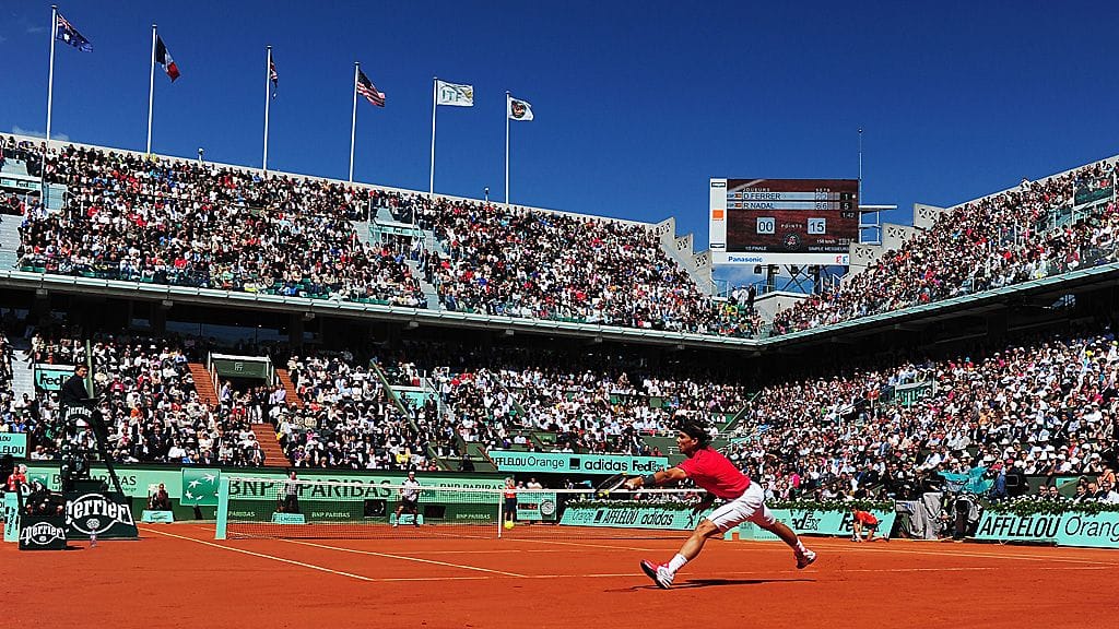 Rafael Nadal palauttaa palloa Philippe Chatrier -kentällä.