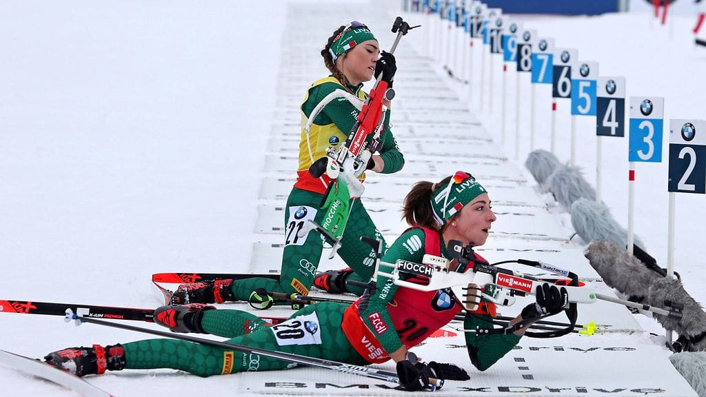 Dorothea Wierer (takana) otti ensimmäisen voittonsa yli vuoteen. Lisa Vittozzin ampumapaikan painajainen sai jatkoa.