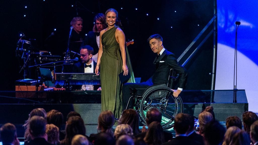 Tobias Forsberg kuvattuna puolisonsa Filippan kanssa Ruotsin urheilugaalassa tammikuussa 2020.